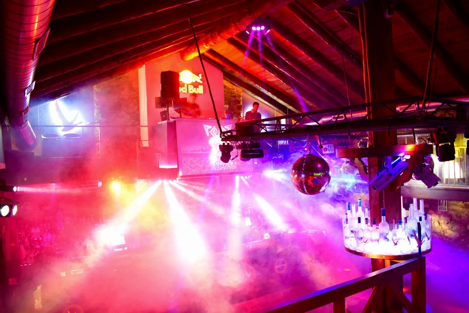 Main Room de Kapital Discoteca con luces y láser